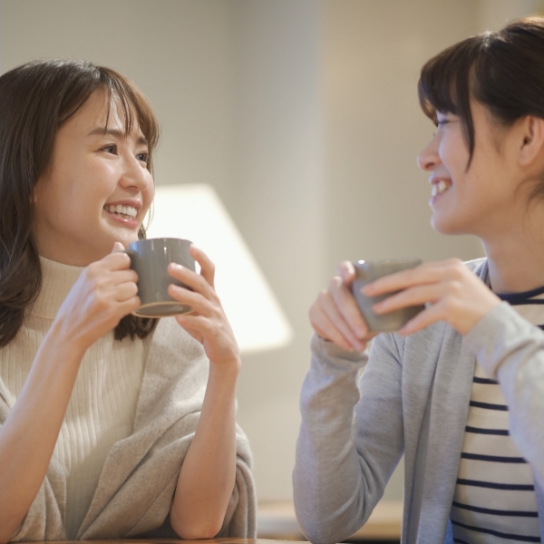 カフェを楽しむ人