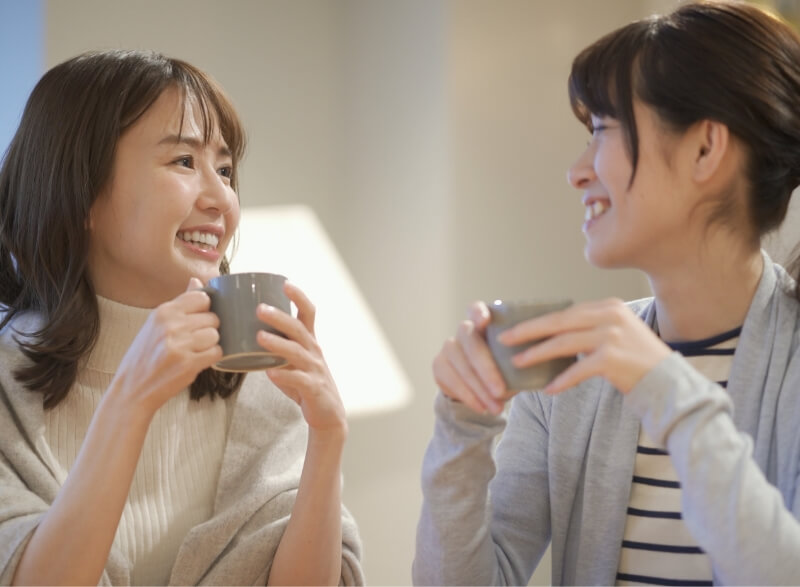 カフェで楽しむひと